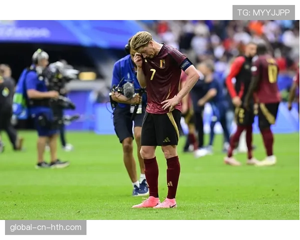 镜头捕捉到,摩纳哥教练席频繁使用战术板向球员强调保持阵型紧凑 镜头捕捉到,摩纳哥教练席频繁使用战术板向球员强调保持阵型紧凑